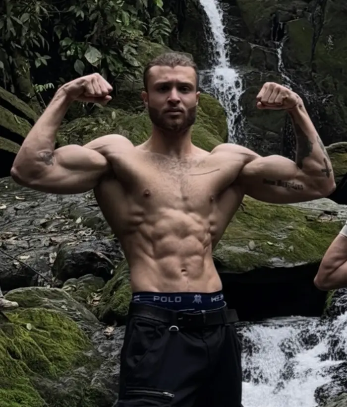 Kleyton Torres mostrando físico definido
